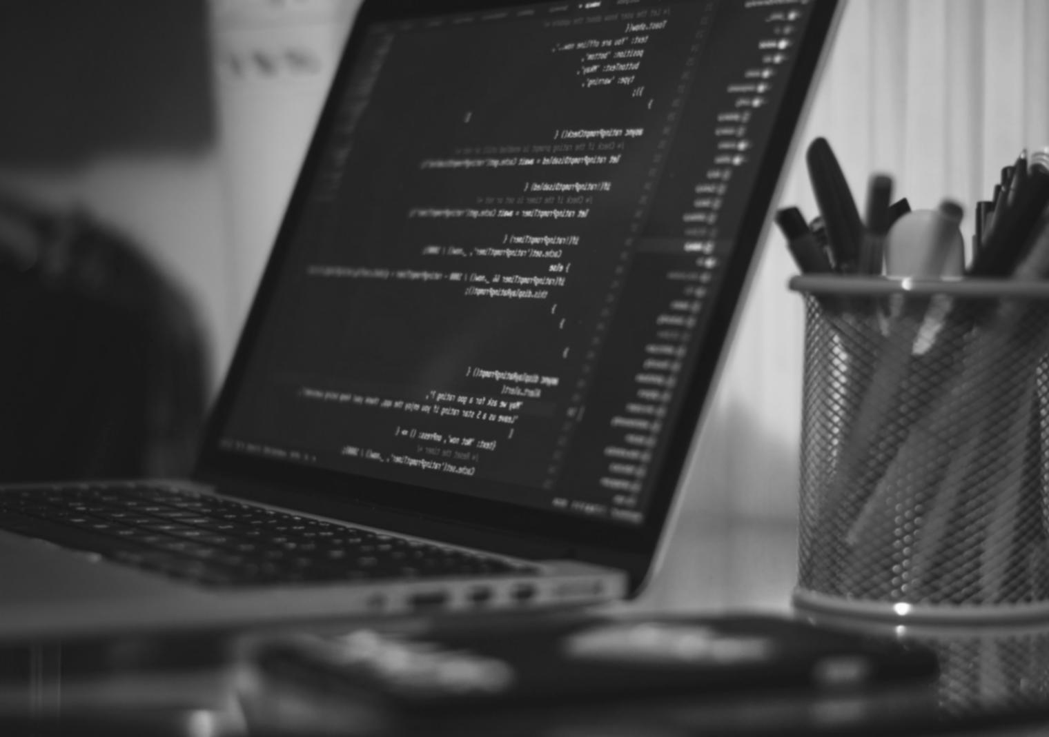 Team bei der Entwicklung von Kursinhalten